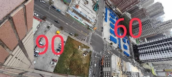 花的家 高鐵左營站前2號出口高鐵路步行3分鐘 最多6位可入住 3間卧房 月租長租 Kaohsziung Kültér fotó